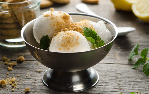Holunderblüten-Sorbet mit Haferkeksen und Zitronenmelisse