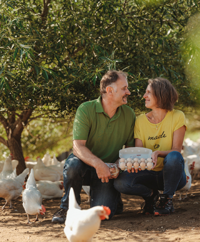 Familie Grimps mit Hühnern unter einem Baum | Ja! Natürlich