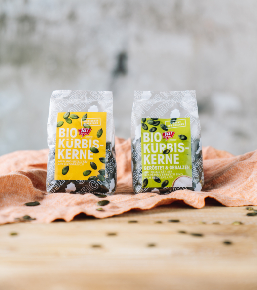 Zwei Packungen Ja! Natürlich Bio-Kürbiskerne.