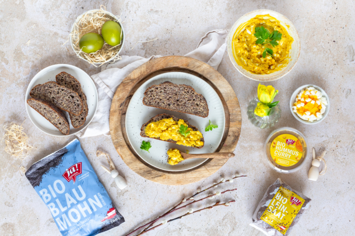 Selbstgebackenes Mohnbrot mit Osterei-Curry-Hummus