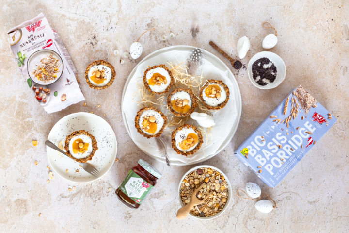 Müslicups mit Joghurt und Apfelmus