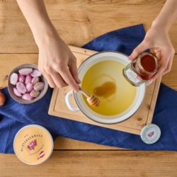 Jemand rührt eine Steak-Marinade aus Honig, Schalotten und Ja! Natürlich Bio-Butterschmalz an.