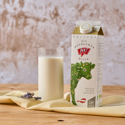 Glas Milch und Verpackung der Heublumenmilch - Ja! Natürlich