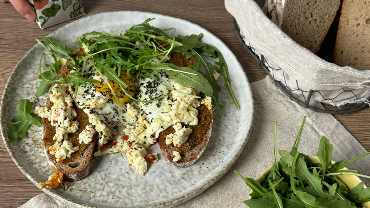 Feta mit Ei auf Brot | Rezept – Ja! Natürlich