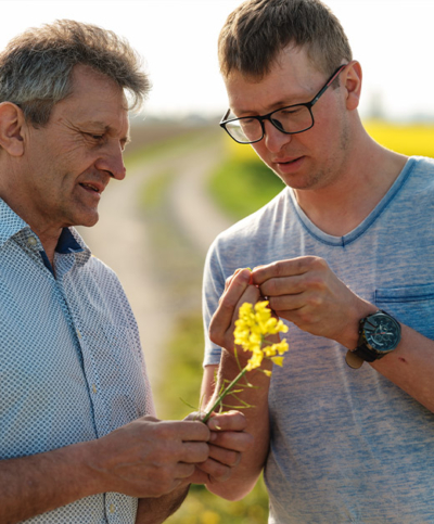 Bio-Bauern mit Rapsblume in der Hand - Ja! Natürlich