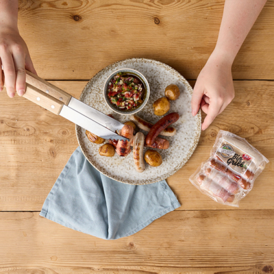 Mini-Krainer Rezept Step 5 - Ja! Natürlich, Grillzange, Hand