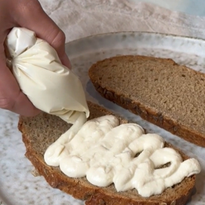 Bio-Tofu von Ja!Natürlich mit Bio-Tomaten auf Bio-Brot und Bio-Pesto als Topping