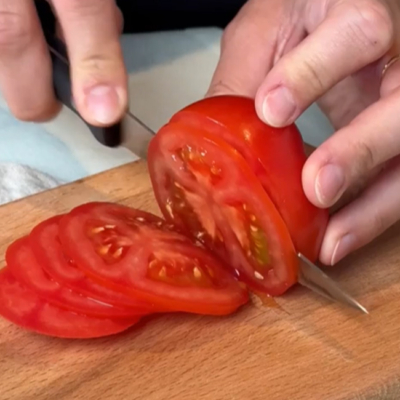 Bio-Tofu von Ja!Natürlich mit Bio-Tomaten auf Bio-Brot und Bio-Pesto als Topping