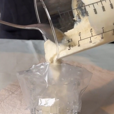 Bio-Tofu von Ja!Natürlich mit Bio-Tomaten auf Bio-Brot und Bio-Pesto als Topping