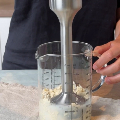 Bio-Tofu von Ja!Natürlich mit Bio-Tomaten auf Bio-Brot und Bio-Pesto als Topping