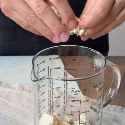 Bio-Tofu von Ja!Natürlich mit Bio-Tomaten auf Bio-Brot und Bio-Pesto als Topping