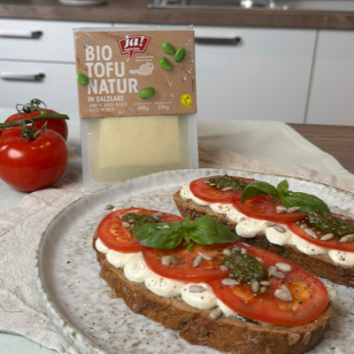Bio-Tofu von Ja!Natürlich mit Bio-Tomaten auf Bio-Brot und Bio-Pesto als Topping