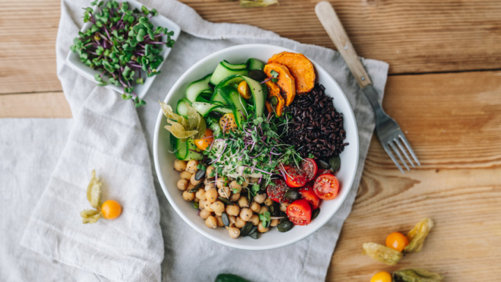 Buddha Bowl mit schwarzem Bio-Reis