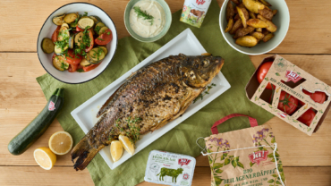 Bio-Karpfen im Ganzen mit frischem Ofengemüse und Dip