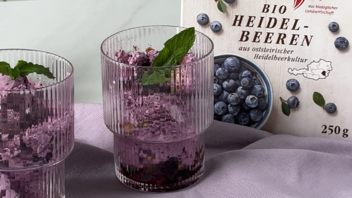 Bio-Cottage Cheese Eis mit Heidelbeeren und Keksen
