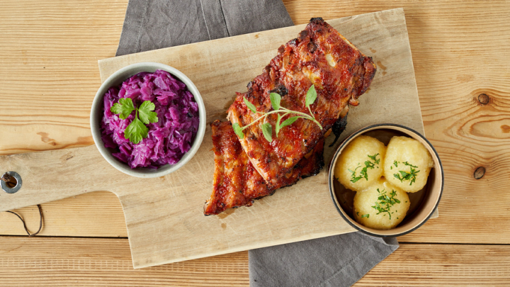 Bio-Ofenripperl mit Rotkraut und Kartoffelknödel