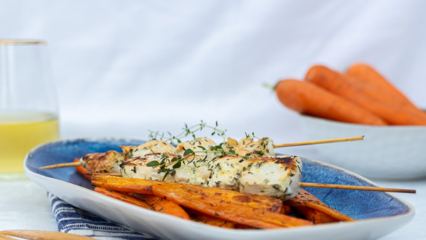 Hühnerspieße auf gegrillten Karotten