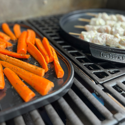 Ja! Natürlich Bio-Wiesenhendl Grill-Spieße auf gegrillten Karotten