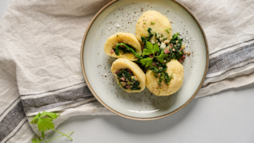 Erdäpfelknödel mit Spinat und Speckwürfel
