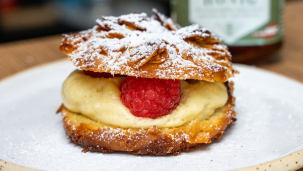 Bienenstich-Törtchen mit Honig