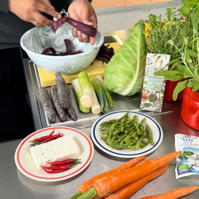 Bunter Bio-Quinoa Salat mit Ja! Natürlich Spitzkohl