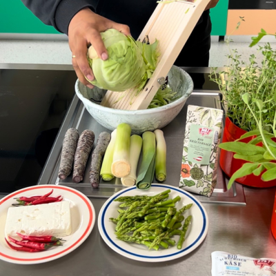 Bunter Bio-Quinoa Salat mit Ja! Natürlich Spitzkohl