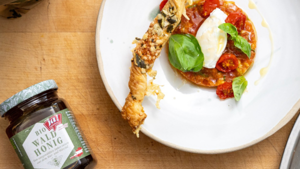 Paradeistartare mit knusprigem Blätterteig, Ziegenkäse & Honig