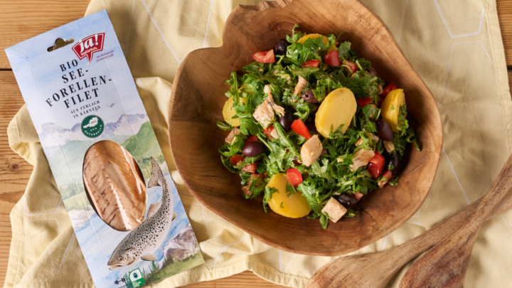 Bio-Rucola-Erdäpfel-Salat mit Forelle