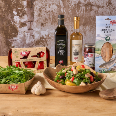 Bio-Rucola Salat mit Bio-Seeforelle von Ja! Natürlich