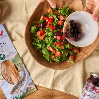 Bio-Rucola Salat mit Bio-Seeforelle von Ja! Natürlich