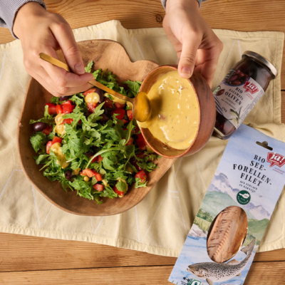 Bio-Rucola Salat mit Bio-Seeforelle von Ja! Natürlich