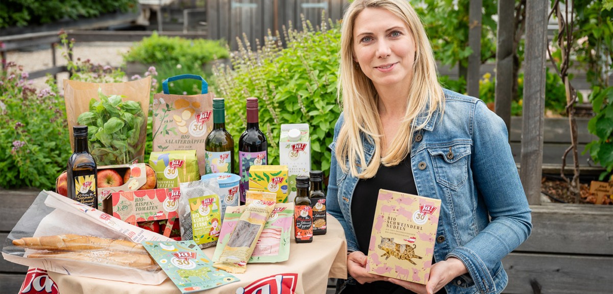 Klaudia Atzmüller mit den 30 Jahre Special Design Produkten - Ja! Natürlich