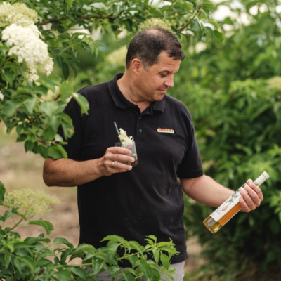 Bio-Bauer mit Holunderblütensirup in der Hand - Ja! Natürlich