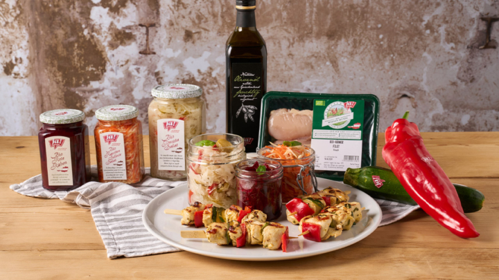 Bio-Hühnerspieße vom Grill mit dreierlei Bio-Salaten