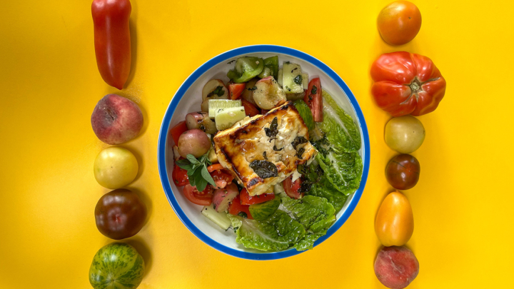 Sommersalat mit Paradeiserraritäten, karamelisiertem Ofenfeta & Plattpfirsiche