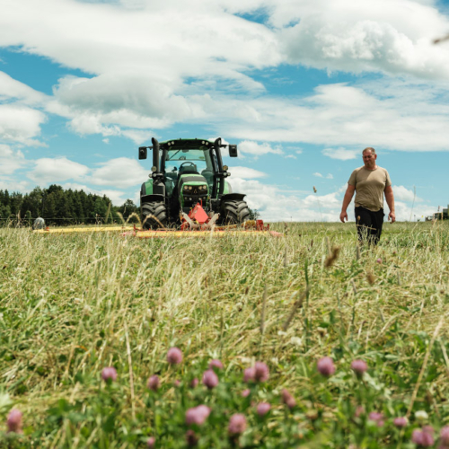 Bio-Bauer beim der Heu Ernte - Ja! Natürlich