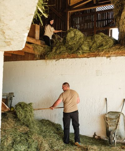 Bio-Bauern im Stall mit Heu - Ja! Natürlich