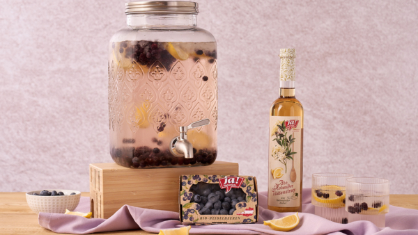 Bio-Bowle mit Holunderblütensirup