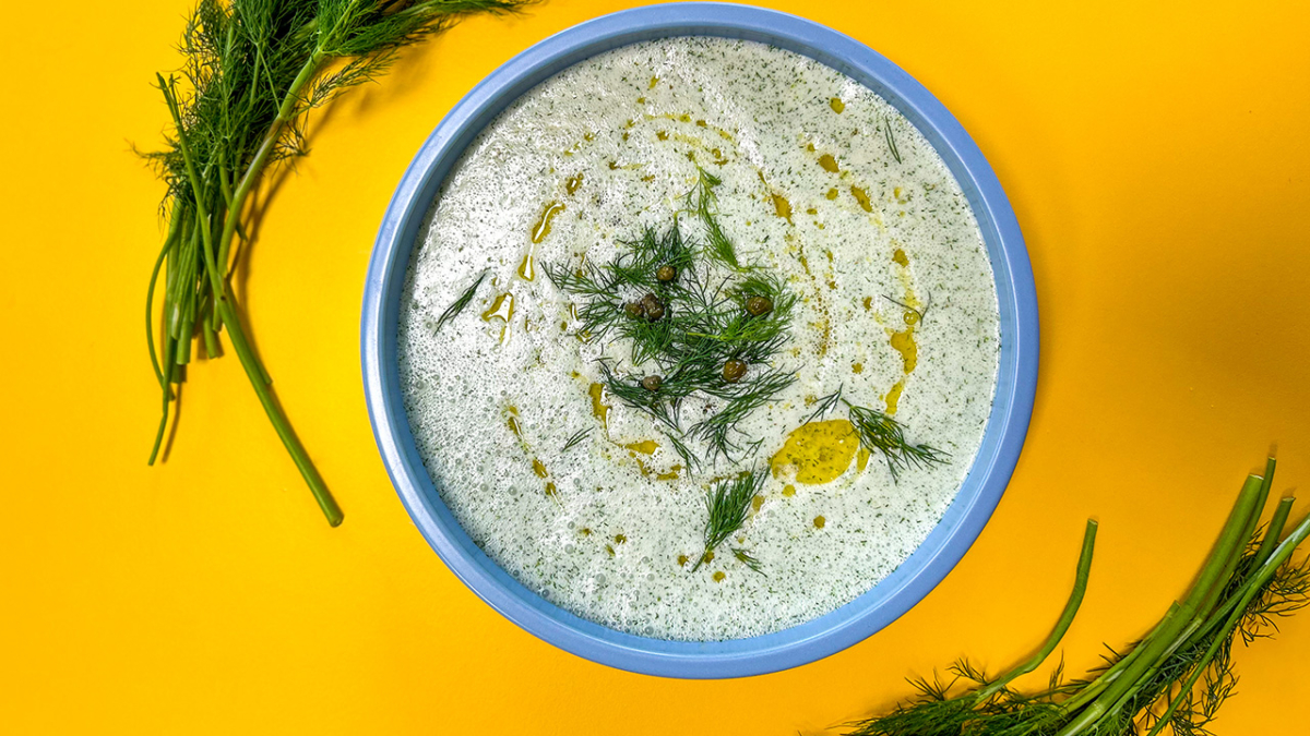 Erfrischende Gurken-Kaltschale mit Kapernbutter | Rezept – Ja! Natürlich Erfrischende Gurken-Kaltschale mit Kapernbutter | Rezept – Ja! Natürlich