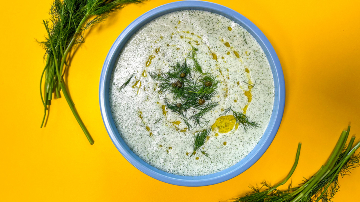 Erfrischende Gurken-Kaltschale mit Kapernbutter