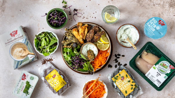 Gebackene Wiesenhendlstreifen-Tricolore in einer bunten Bowl