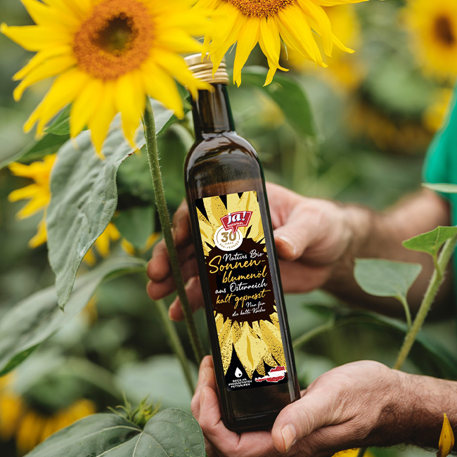 Sonnenblumenöl in der Hand - Ja! Natürlich