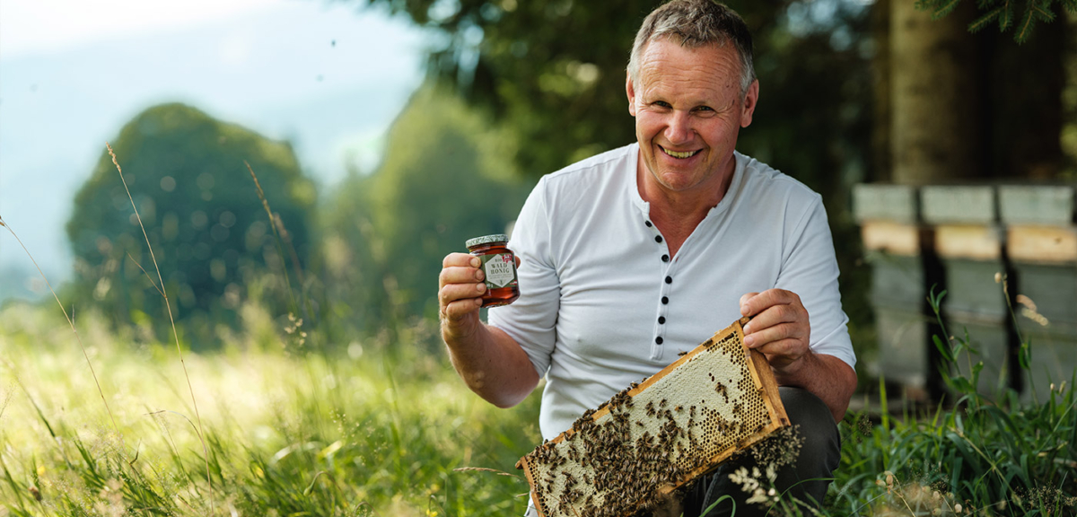 Bauer mit Bienenwabe und Honig in der Hand - Ja! Natürlich