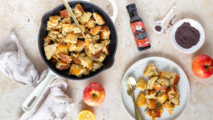 Mohn-Kaiserschmarrn mit Äpfeln