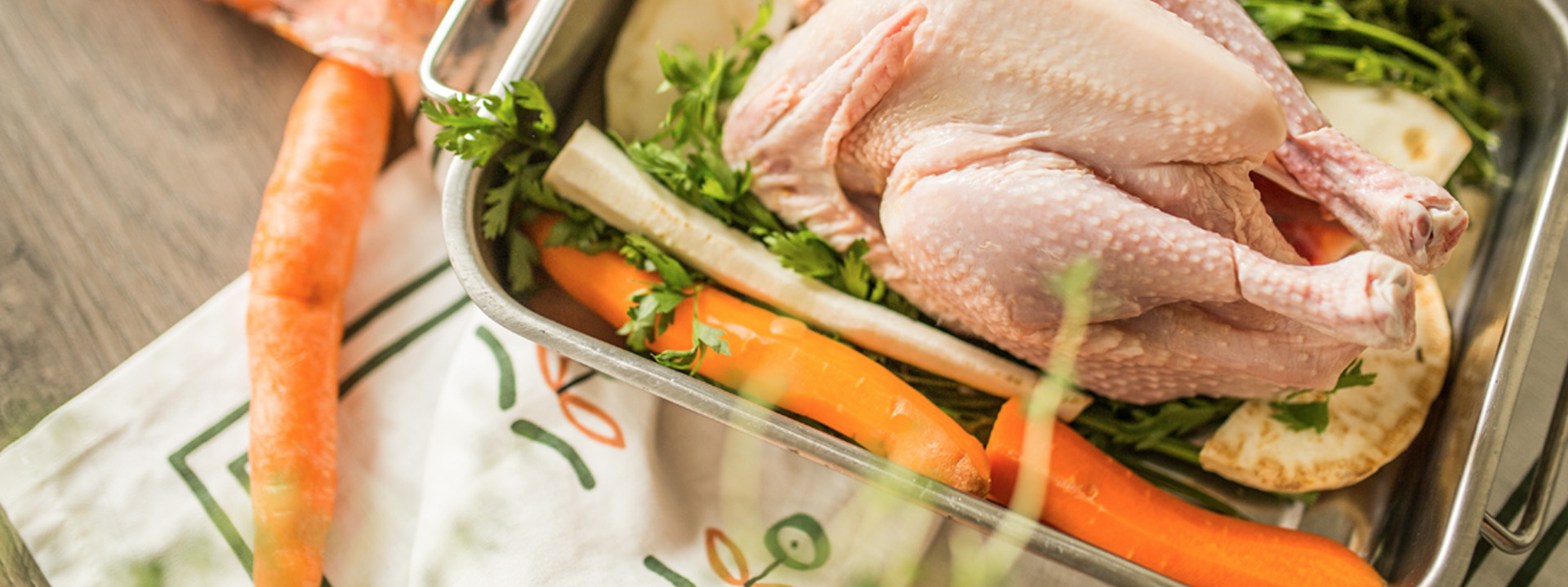 Ein Gockel mit Bio-Gemüse in einem Blech.