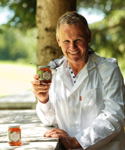Bio-Bauer Johann Irreger mit einem Glas Ja! Natürlich Bio-Waldhonig in der Hand.