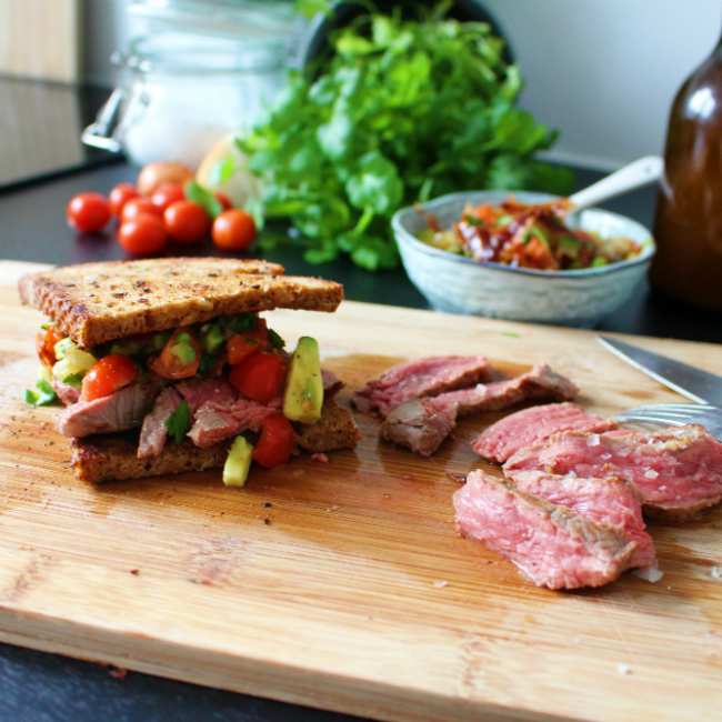 Steak-Sandwich mit Speck-Guacamole