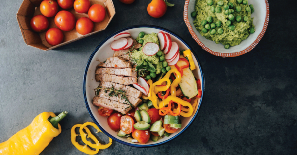 Steak Bowl mit Erbsendip, Paradeisersalat und gegrilltem Gemüse