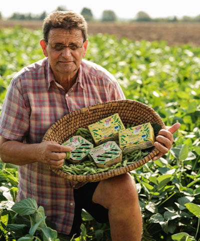 Bio-Bauer mit Produkten am Edamame Feld - Ja! Natürlich