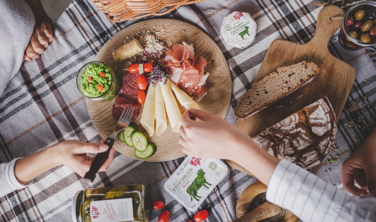 Brettljause mit Wurscht, Käse und mit Ja! Natürlich Frischkäse, Ziegen-Camembert und Bio-Delikatessen Gurkerl.